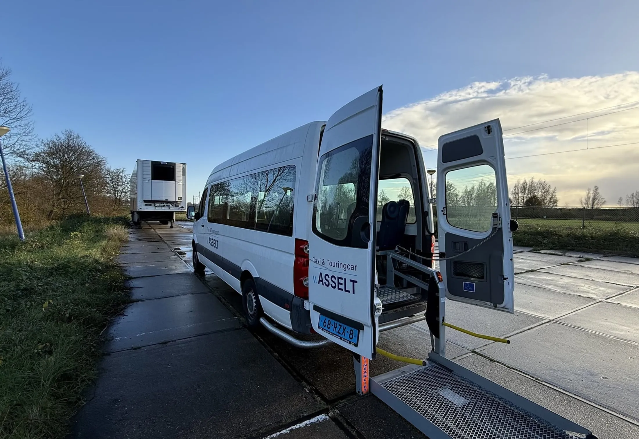 Rolstoelbus van Van Asselt met uitgeklapte oprijplaat